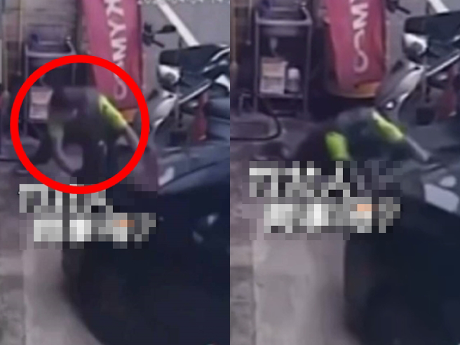 新竹竹北一名男驾驶日前下车时忘拉手剎车，后座还有妻子与婴儿，车辆一路下滑眼见要高速撞上柱子，一名机车行员工这时衝上前用「双臂挡车」。（翻摄自脸书「竹北人有事吗」）