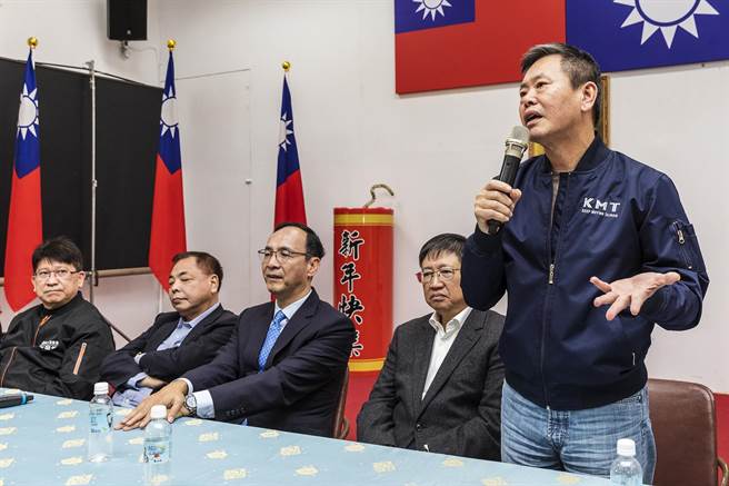 林為洲（右）曾當著黨主席朱立倫的面，把競選竹北市長失利原因，歸究於黨內不團結。（羅浚濱攝）