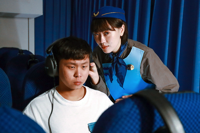 「驚喜製造」引進英國Darkfield團隊製作的聲音劇場《無光飛航》，觀眾在擬真機艙環境中，經歷一場驚險刺激的飛行體驗。(圖片提供/驚喜製造)
