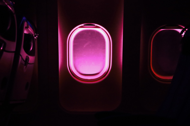 戴上360度環繞耳機，在全黑環境中放大聽覺感官，一步步察覺飛機裡各種古怪之處，乘客不到最後一刻無法知曉，究竟飛機能否平安抵達目的。(圖片提供/驚喜製造)
