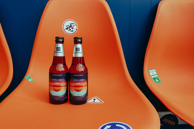 落日月臺提供獨家酒飲小食，以及可以休憩聊天的空間，讓乘客經歷五感體驗的旅程之後，彼此聊天分享；延長感動的餘韻。(圖片提供/驚喜製造)
