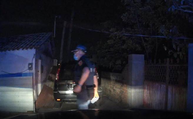 新化派出所员警逮到藏身民宅的老毒虫。(读者提供／曹婷婷台南传真)