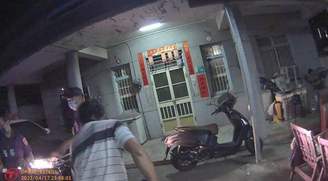 新化派出所员警逮到藏身民宅的老毒虫。(读者提供／曹婷婷台南传真)