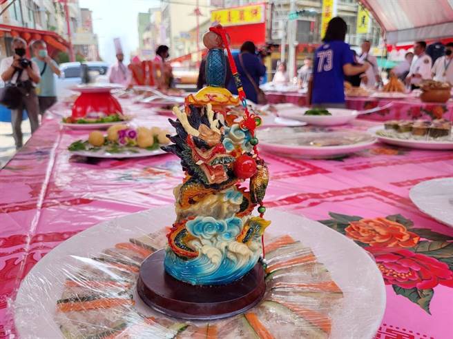 今天的暖寿圣宴菜色多元丰盛，看起来十分吸睛。（读者提供∕吕妍庭嘉义传真）