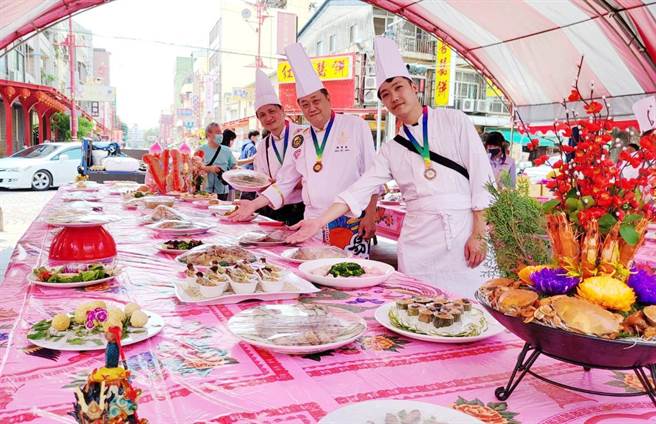 嘉义县朴子市配天宫庙埕今上午有一场别开生面的暖寿宴，由108位金牌厨师、大厨各自端上手路菜为朴仔妈暖寿。（读者提供∕吕妍庭嘉义传真）