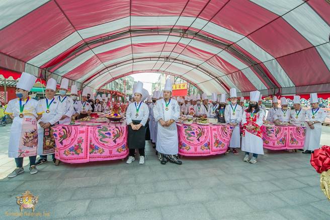 嘉义县朴子市配天宫庙埕今上午有一场别开生面的暖寿宴，由108位金牌厨师、大厨各自端上手路菜为朴仔妈暖寿。（配天宫提供∕吕妍庭嘉义传真）