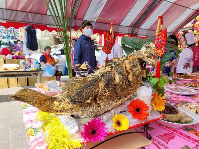 今天的暖寿圣宴菜色多元丰盛，其中一道「鱼跃龙门献妈祖」特别吸睛。（读者提供∕吕妍庭嘉义传真）
