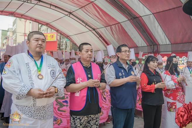 暖寿圣宴菜色多元丰盛，就摆在庙埕前供信眾欣赏，并由配天宫董事长蔡承宗等人一同敬献给妈祖。（配天宫提供∕吕妍庭嘉义传真）