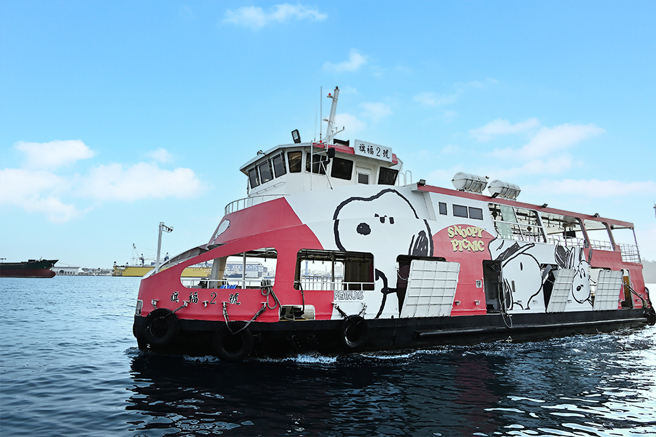 海上巴士「旗福2號」史努比新塗裝精彩亮相，裝配全球首創「AI智慧窗屏導覽系統」，開啟智慧遊船新體驗。(攝影/Carter)
