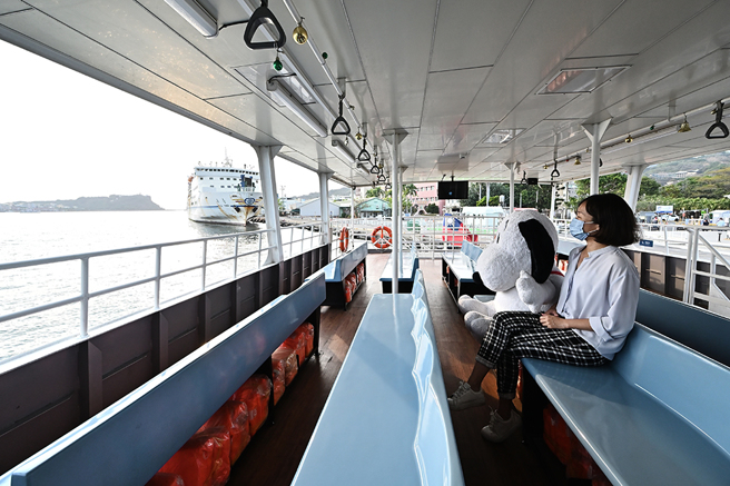 「地球上最有名的狗狗」史努比躍上船身，以活潑亮麗的形象吸引大、小朋友搭乘。(攝影/Carter)
