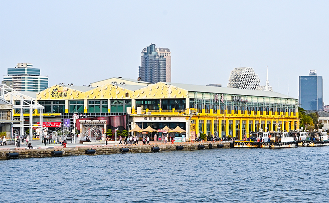 旗福2號每日航行往返於「鼓山（魚市場）—棧貳庫—旗津」間，載運乘客暢遊亞灣的代表景點。(攝影/Carter)
