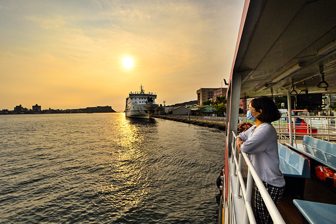 MIT製造的電動渡輪旗福2號，改善以往柴油渡輪的震動性與柴油味等缺點，讓遊客愜意在船上欣賞港灣落日景致。(攝影/Carter)
