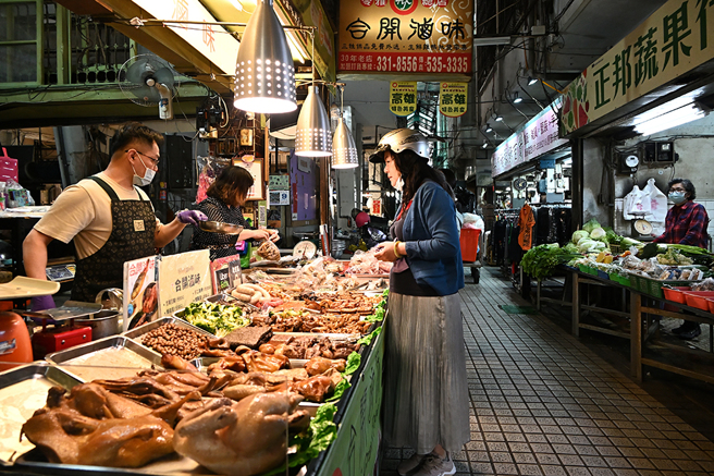 有百年歷史的苓雅市場是苓雅區第一座公有市場，從苓雅寮安瀾宮附近的小市集，發展成為高雄最熱鬧的商圈市集之一。(攝影/Carter)