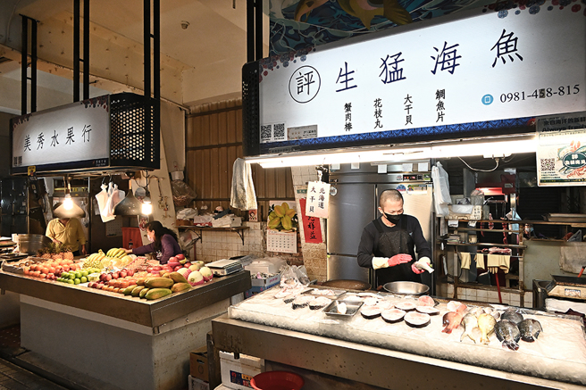 市府經發局斥資改善優化市場環境，為逾百年的苓雅公有市場換上嶄新風貌。(攝影/Carter)