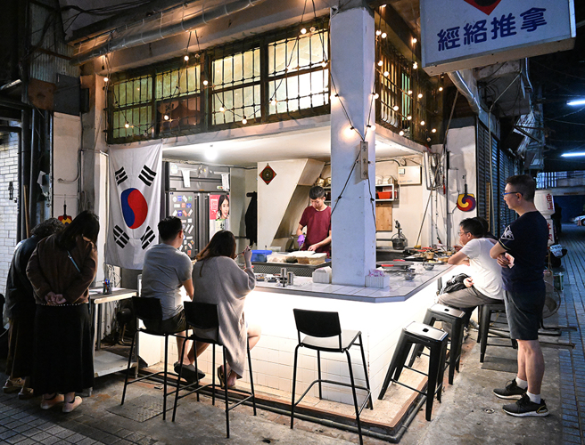 苓雅市場從白天熱鬧的傳統市場到夜晚變身為繁華夜市，形成全臺少見的「一日三市」市集。(攝影/Carter)