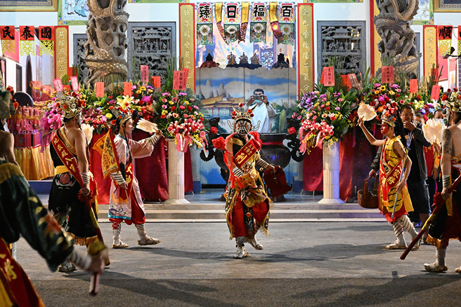 吉胜堂八家将受邀出阵，至金狮湖畔的道德院祝寿，在庙前展现身段阵法。(摄影/Carter)
