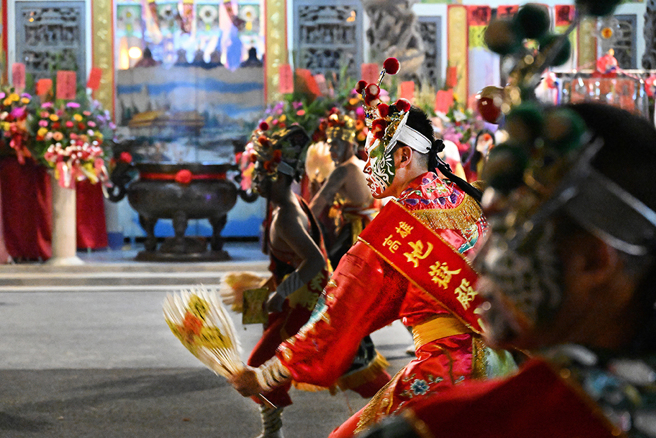 八家将在信徒心目中，家将如同神明亲临。(摄影/Carter)
