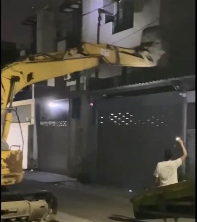 台南永康区17日深夜传出有怪手停在某民宅前作势拆屋，警方已主动展开调查。(摘自记者新闻网)