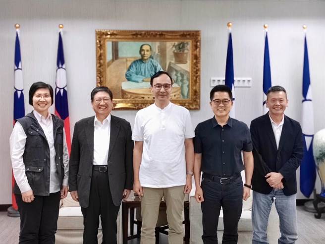 国民党昨日完成新竹县第一选区立委提名协调，现任立委林为洲决定交棒支持徐欣莹。（国民党提供）