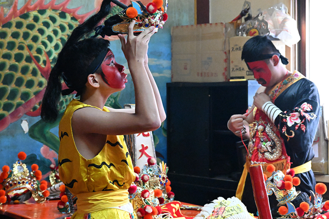家将们陆续开脸（画脸）、着神服、戴神冠，由会长带领焚香禀告李府大神，完成「上马」仪式后，家将就是神明的代表，必须禁食、噤口不语，言行举止都要严守规矩。(摄影/Carter)
