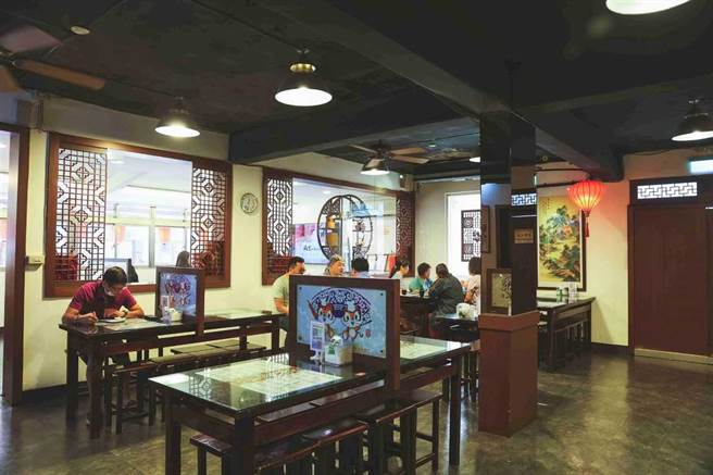 「两支北方麵食馆」获得2022年新北严选的美食名店，该麵食馆是11年前由土城救生队员们共同创立，原先是让志工们齐聚一堂的地方，但不少吃货被麵馆的真材实料和用心烹调给征服。（经发局提供）