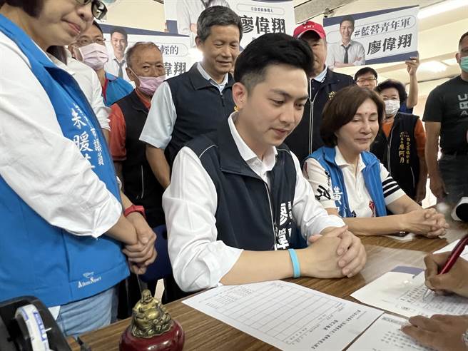 数据科技公司创办人、胡志强办公室主任廖伟翔今天登记投入国民党台中第四选区立委初选。(林欣仪摄)