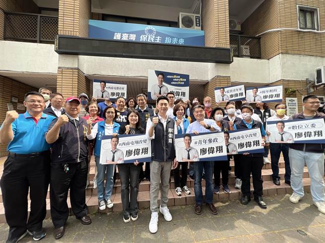 数据科技公司创办人、胡志强办公室主任廖伟翔今天登记投入国民党台中第四选区立委初选。(林欣仪摄)