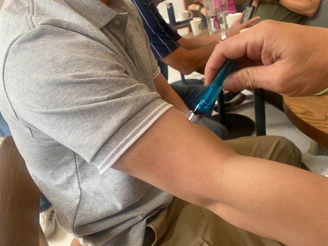 新竹市1所高中棒球队员，近日传出遭教练以烧烫的打火机头在耳后、手臂、腰间烙印。图为示意图，危险动作请勿模仿。（陈育贤摄）