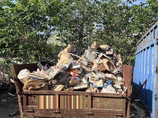 花莲近20位攀岩垂降好手上周末赴台14甲线，担任「蜘蛛人」捡拾、分类边坡下方及屏风山登山口附近的垃圾，2天共清出4000公斤的废弃物。（花莲林管处提供／罗亦晽花莲传真）