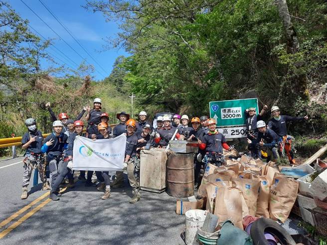 花莲近20位攀岩垂降好手上周末赴台14甲线，担任「蜘蛛人」捡拾、分类边坡下方及屏风山登山口附近的垃圾，2天共清出4000公斤的废弃物。（花莲林管处提供／罗亦晽花莲传真）