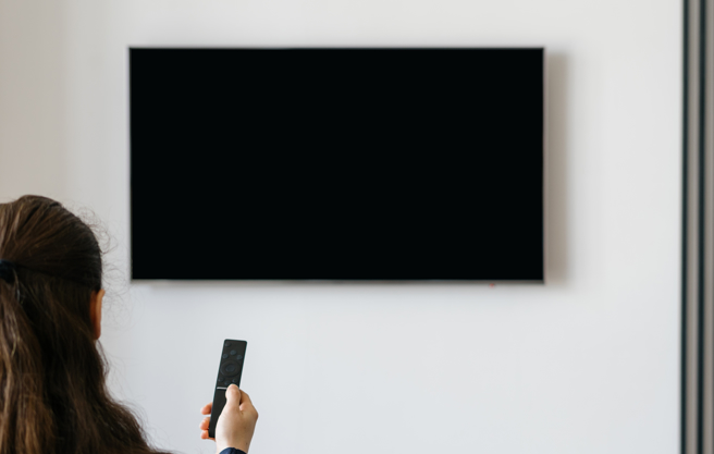 一名网友计画买新电视机要壁挂在客厅墙上。（图／示意图，达志影像）