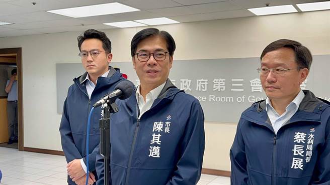 高雄市长陈其迈今（18）日指出，面对极端气候，一方面开发水资源，呼吁市民节约用水，另方面因应气候变化，下午也召开防汛准备会议因应。（柯宗纬摄）