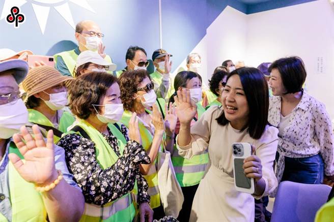 对于费鸿泰批评文宣「意图使人不当选」，徐巧芯（右前）18日受访时，表示该文宣是希望两人相互合作，反酸费鸿泰「前辈要有风度，不要乱发脾气」。（郭吉铨摄）