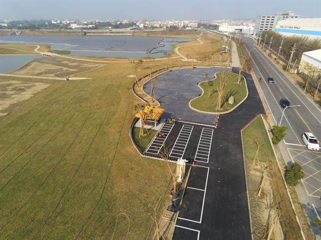 高雄市水利局完成典宝溪D区滞洪池2期工程，图为空拍图。（水利局提供／林瑞益高雄传真）