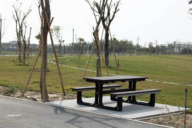 高雄市水利局完成典宝溪D区滞洪池2期工程，滞洪池旁设置桌椅，让民眾歇脚休息。（水利局提供／林瑞益高雄传真）