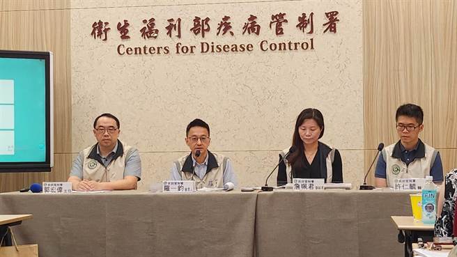 疾管署副署长罗一钧提醒，口罩政策松绑后，若有症状仍应配戴口罩。郑郁蓁摄影