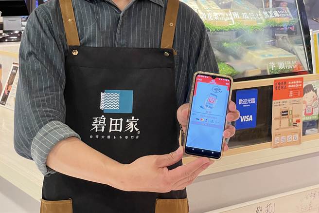 全臺首创手机就是刷卡机，「台新手付」三大功能开创收款新时代。（台新提供）