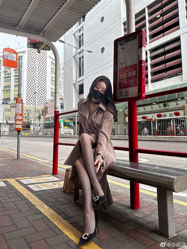 小逗逗在各地都曾留下火辣身影的照片。（图／微博）