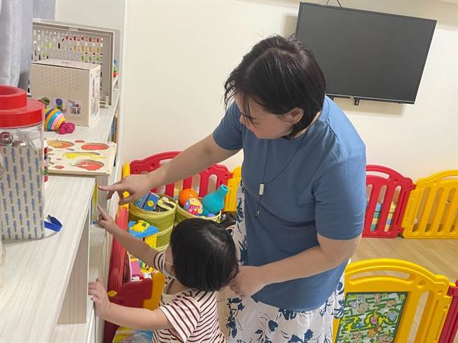 新竹市从事褓姆工作的邱钰淇获选为今年的全国模范劳工。（新竹市政府提供／陈育贤新竹传真）