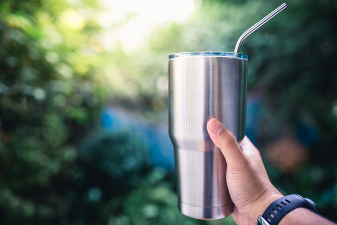 开发金今年股东会纪念品送不锈钢杯。非当事商品。（示意图／shutterstock达志影像）