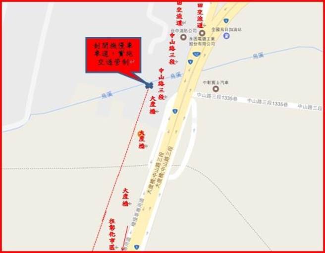 烏日區中山路三段大度橋南下往彰化方向封閉機慢車道，實施交通管制，並疏導機慢車輛安全行駛通過大度橋。（烏日警分局提供／潘虹恩台中傳真）
