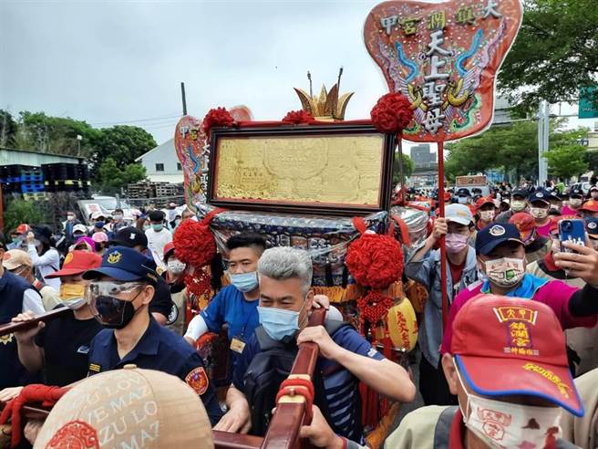 台中一年一度的宗教盛事「大甲鎮瀾宮媽祖遶境」預計21日深夜起駕，烏日警分局針對大肚、烏日、龍井3區部分路段實施交通管制，並視車流機動彈性調整。（本報系資料照／潘虹恩台中傳真）