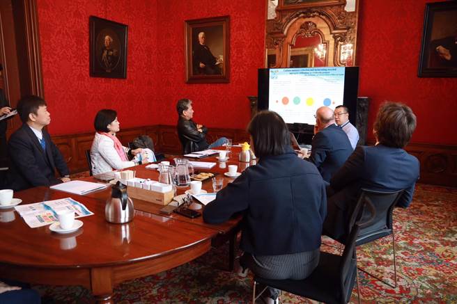 雲林縣長張麗善（左二）目前正在荷蘭考察水利工程，前內政部長李鴻源（左三）陪同。（雲林縣府提供）