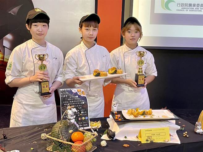 高三女学生江季玫、陈亮钧、陈苇纶，以栗南瓜创作可乐饼及南瓜饼抱走料理竞赛冠军。（杨静茹摄）