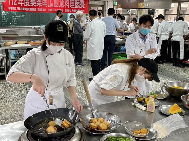 「美栗南瓜创意料理竞赛」共18组、54名学生参赛，歷经初赛、复赛，最后选6组进行总决赛。（杨静茹摄）