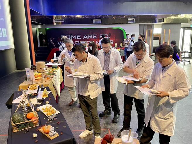 蔬果雕刻泰斗廖清池率评审团进行品评，就口味、摆盘及南瓜入菜比例等评鑑。（杨静茹摄）