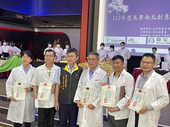 草屯镇农会举行「美栗南瓜创意料理竞赛」推广栗南瓜，总干事简世泓感谢评审团及同德高中协助。（杨静茹摄）