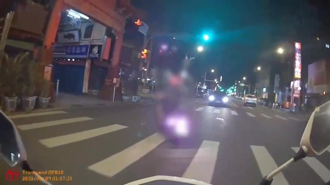 梅姓女子9日凌晨因手機遺失，酒後騎車急著找手機，被萬華警方攔查還爆粗口。（簡銘柱翻攝）