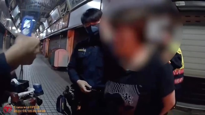 警方對梅女實施酒測，酒測值0.62mg/L。（簡銘柱翻攝）