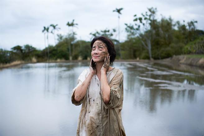 李心洁拍摄主打歌曲〈盛开〉MV。（滚石唱片提供）